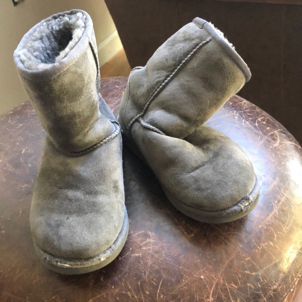 UGG kids boot Gray size 13 guc lots of life left